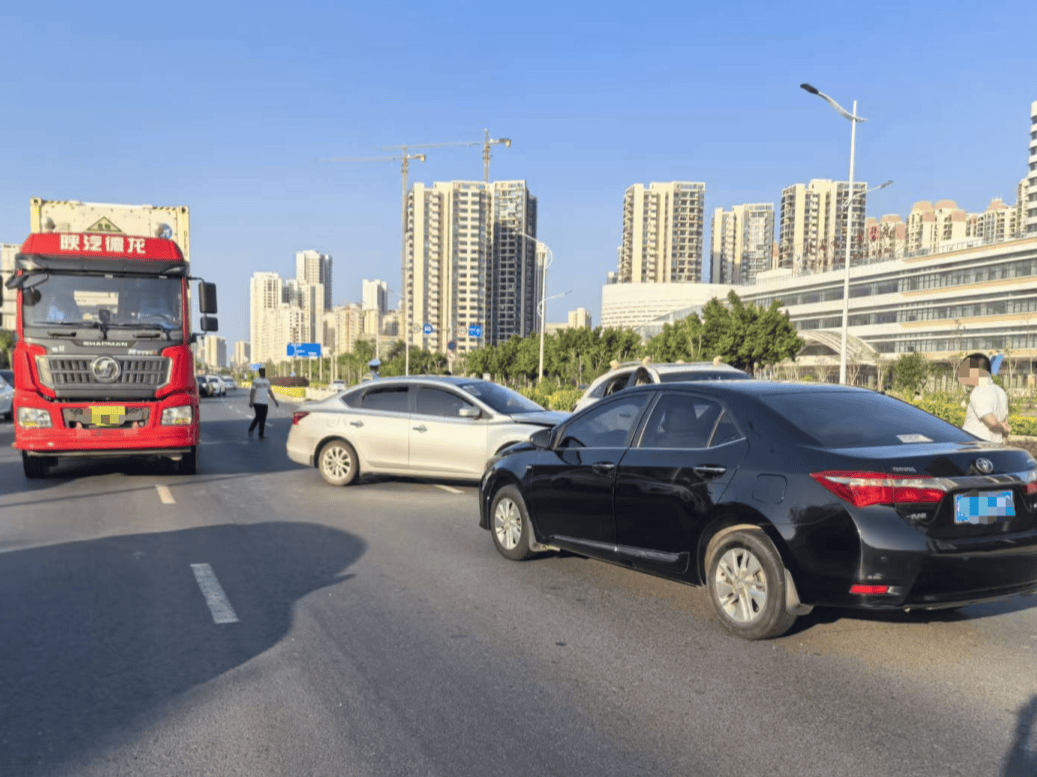 皇冠信用盘出租_前方刹车皇冠信用盘出租，他一把方向自信变道……下一秒，四车连环碰