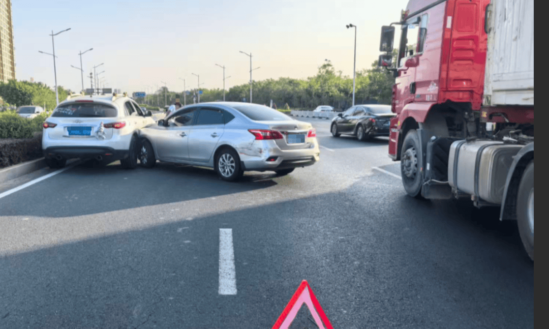 皇冠信用盘出租_前方刹车皇冠信用盘出租，他一把方向自信变道……下一秒，四车连环碰