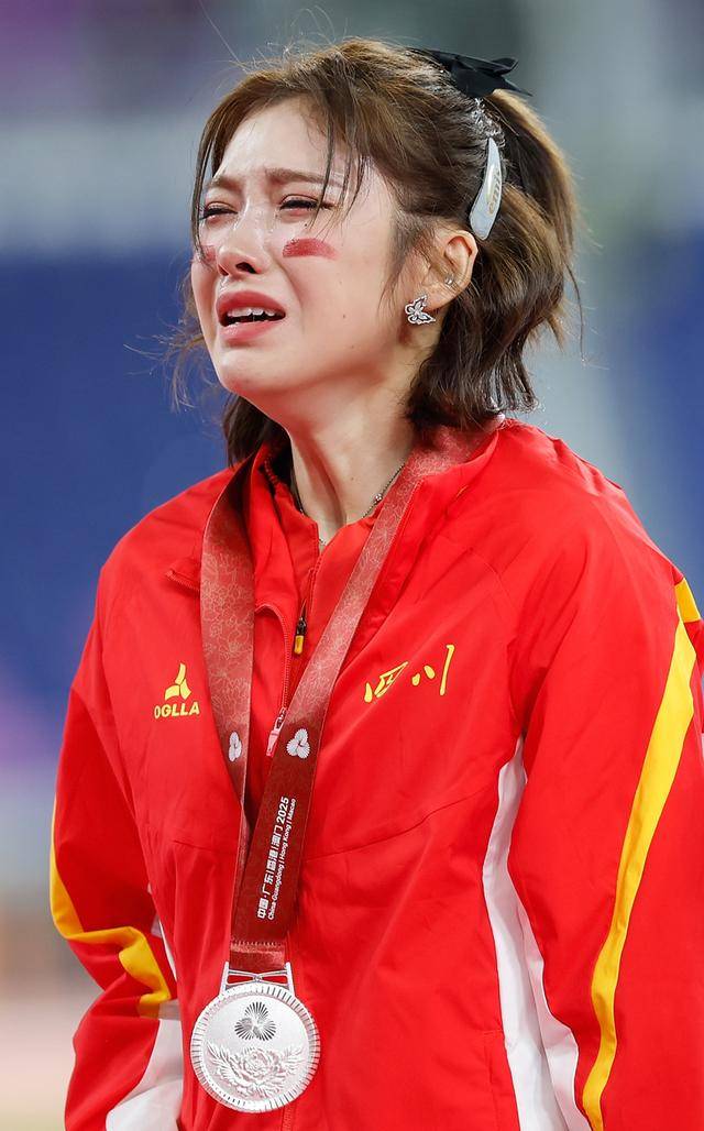 正版皇冠信用盘出租_吴艳妮还是哭了：当她不再是100米栏赛道上唯一的“答案”正版皇冠信用盘出租！