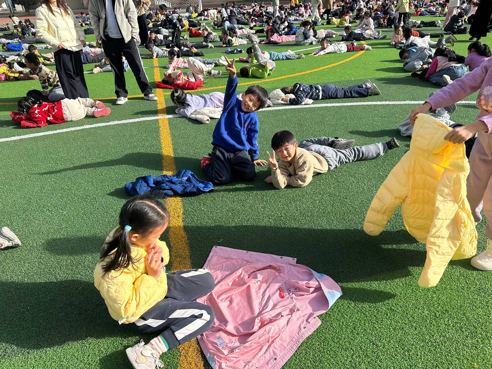 皇冠信用盘登2代理_武汉一学校大课间秒变大型“晒娃”现场皇冠信用盘登2代理，1700名学生乐得在操场上打滚，乐在其中