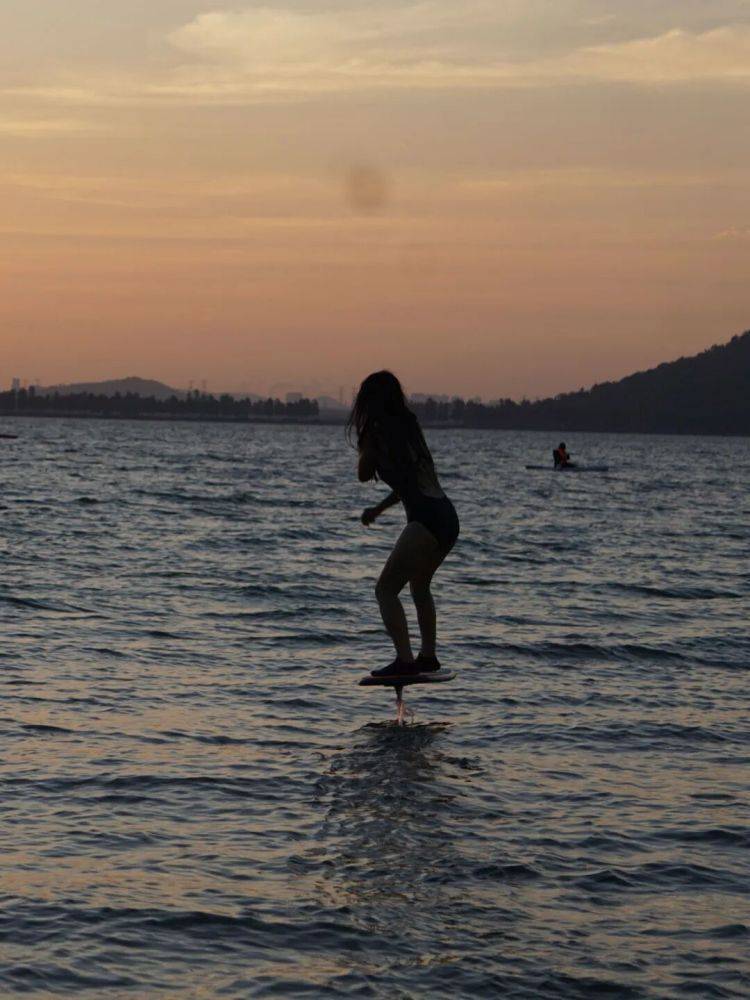 世界杯皇冠平台_武汉姑娘“水上漂”走红世界杯皇冠平台，网友：哪里来的女侠？