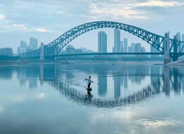 世界杯皇冠平台_武汉姑娘“水上漂”走红世界杯皇冠平台，网友：哪里来的女侠？