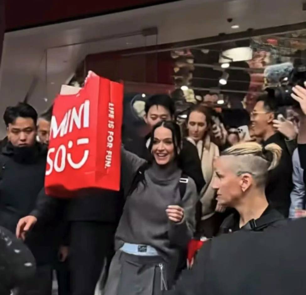 体育皇冠信用网_知名女歌手在上海迪士尼被偶遇体育皇冠信用网，见证求婚！“一时不知道谁更幸福”