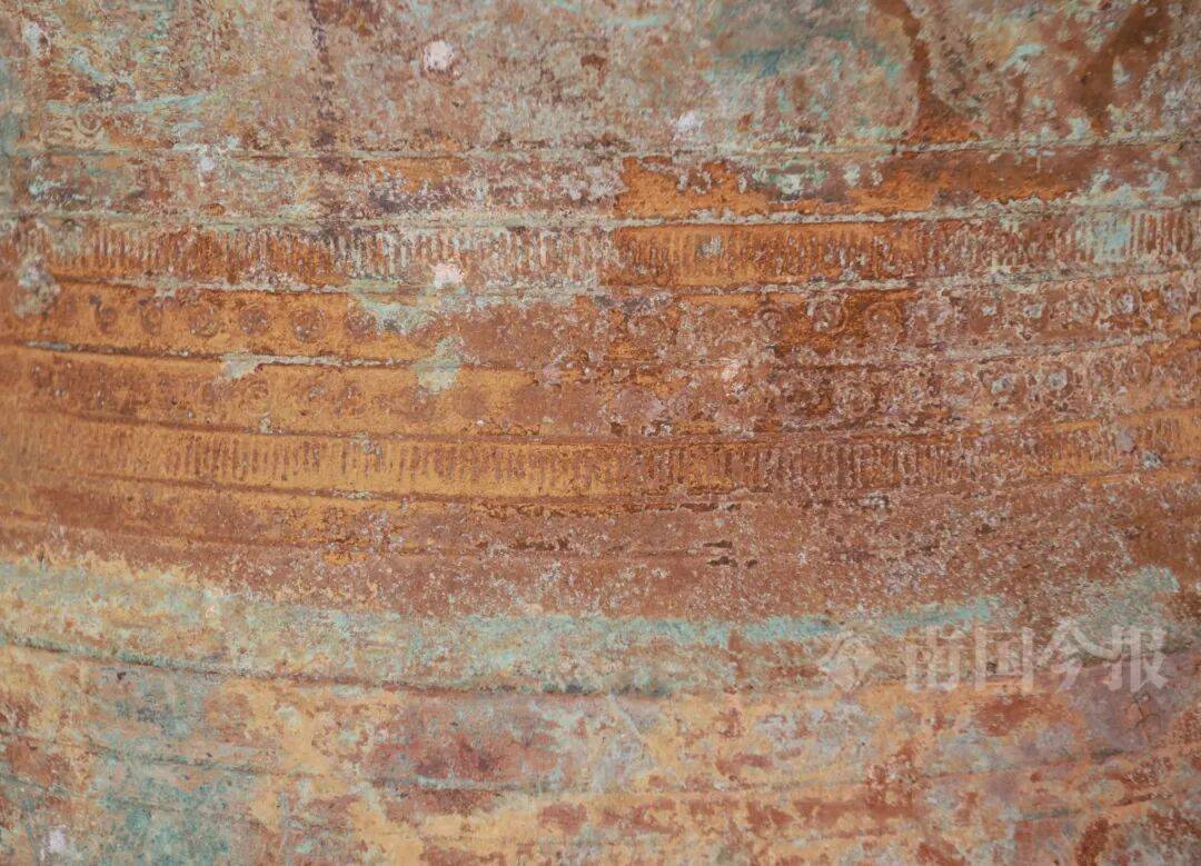 皇冠信用网登3代理_柳州钓鱼阿叔竹林挖蚯蚓皇冠信用网登3代理，竟挖出千年前的“大宝贝”！