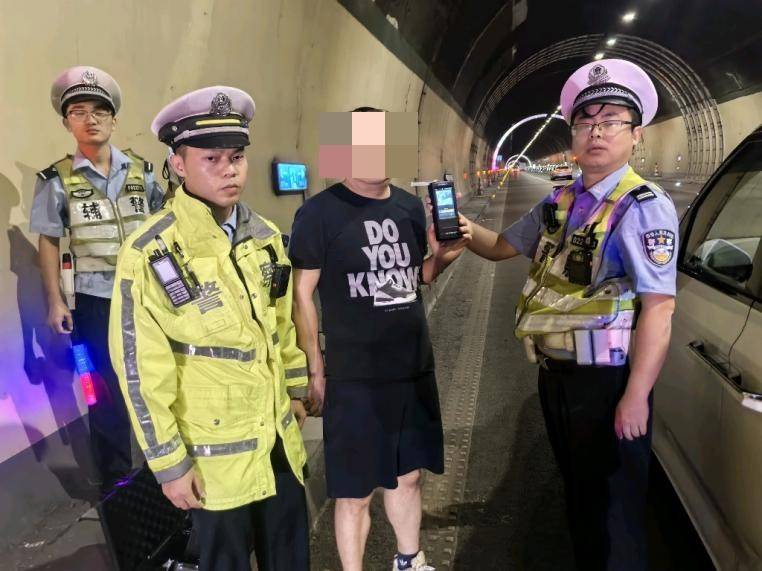 皇冠信用盘登0_连续两晚皇冠信用盘登0，重庆同一隧道！这两人的“神操作”看呆交警