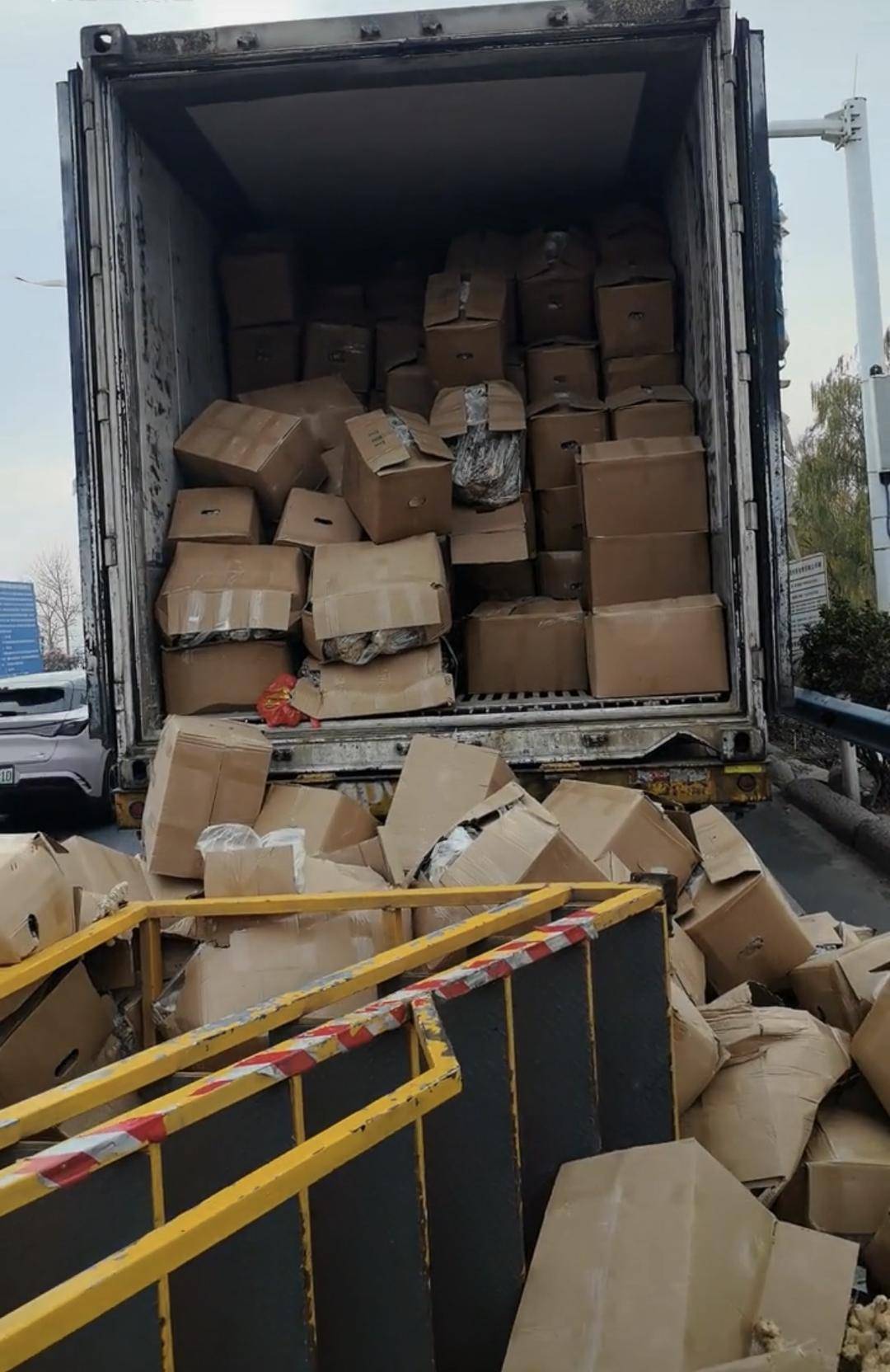 皇冠皇冠信用开户_河南收费站绿通悲剧：司机被要求登上损坏梯子查货