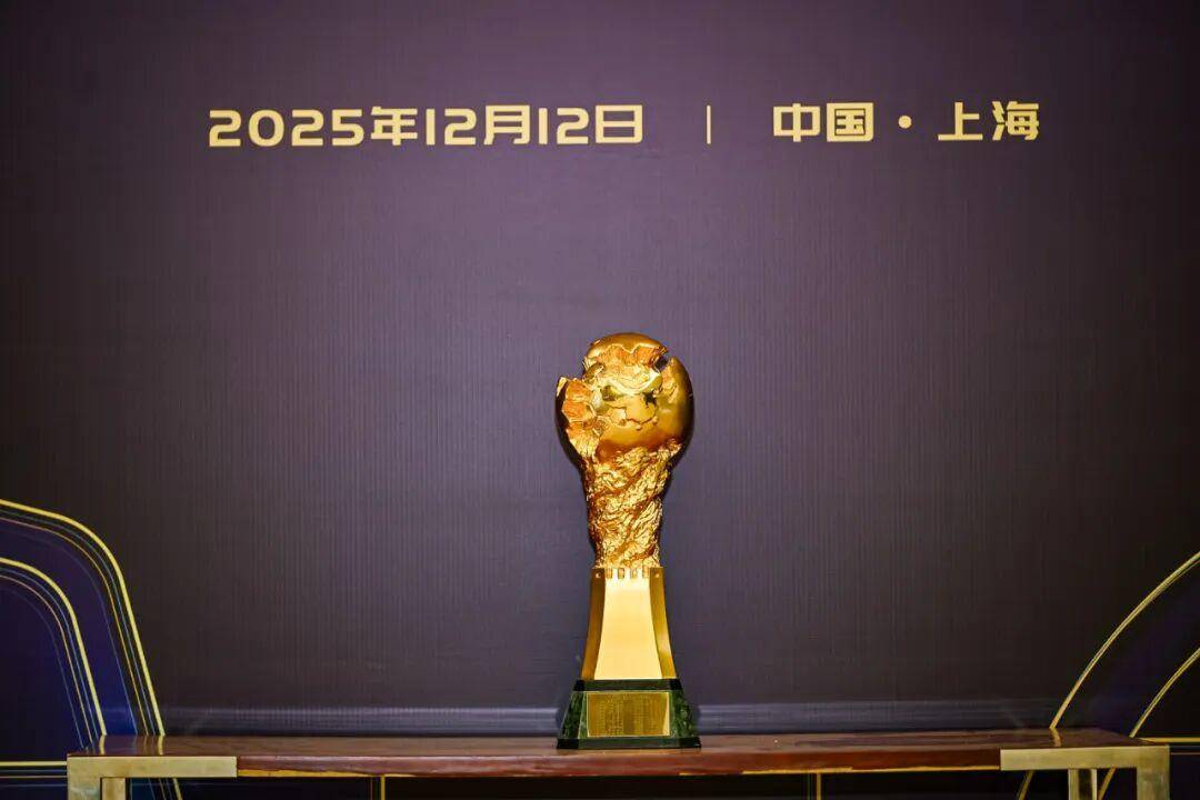 查尔顿 vs 西布朗
_2025中国足球职业联赛颁奖:瓦科斩中超最佳球员