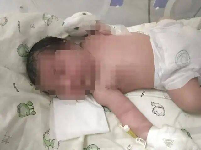 纽约尼克斯vs芝加哥公牛_男子与女友生孩子后发现对方未离婚纽约尼克斯vs芝加哥公牛，自行抚养女儿5年，如今落户入学难