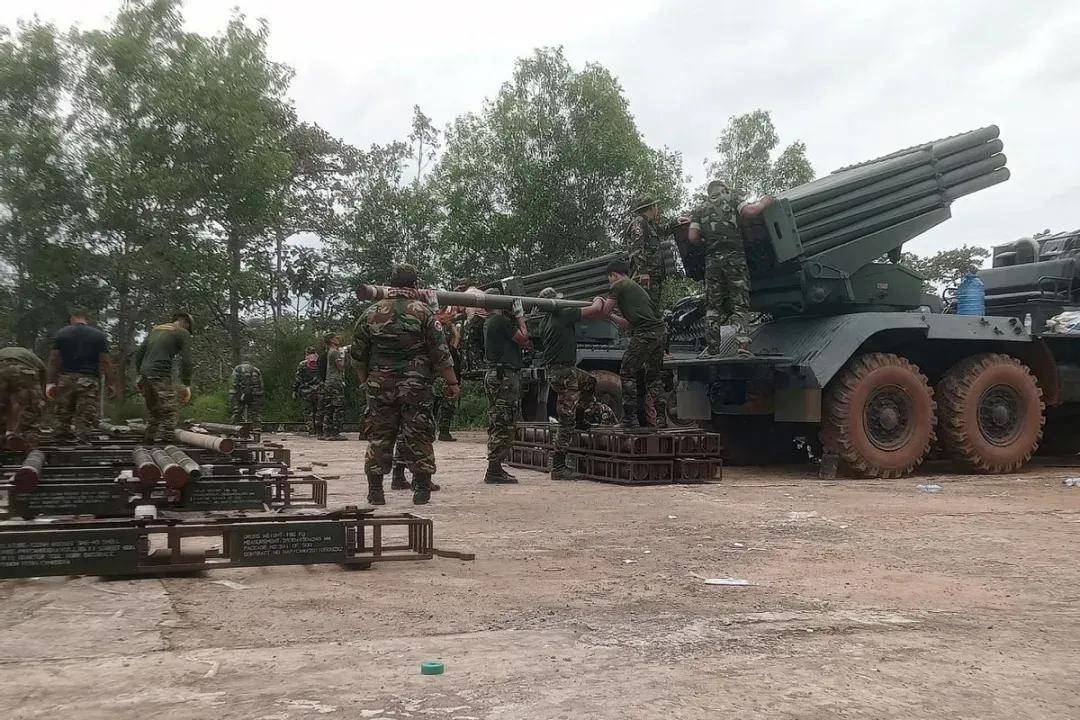 丹麦超级联赛_柬埔寨出动PHL-03型300毫米远火丹麦超级联赛,3发火箭弹准确命中泰军据点?