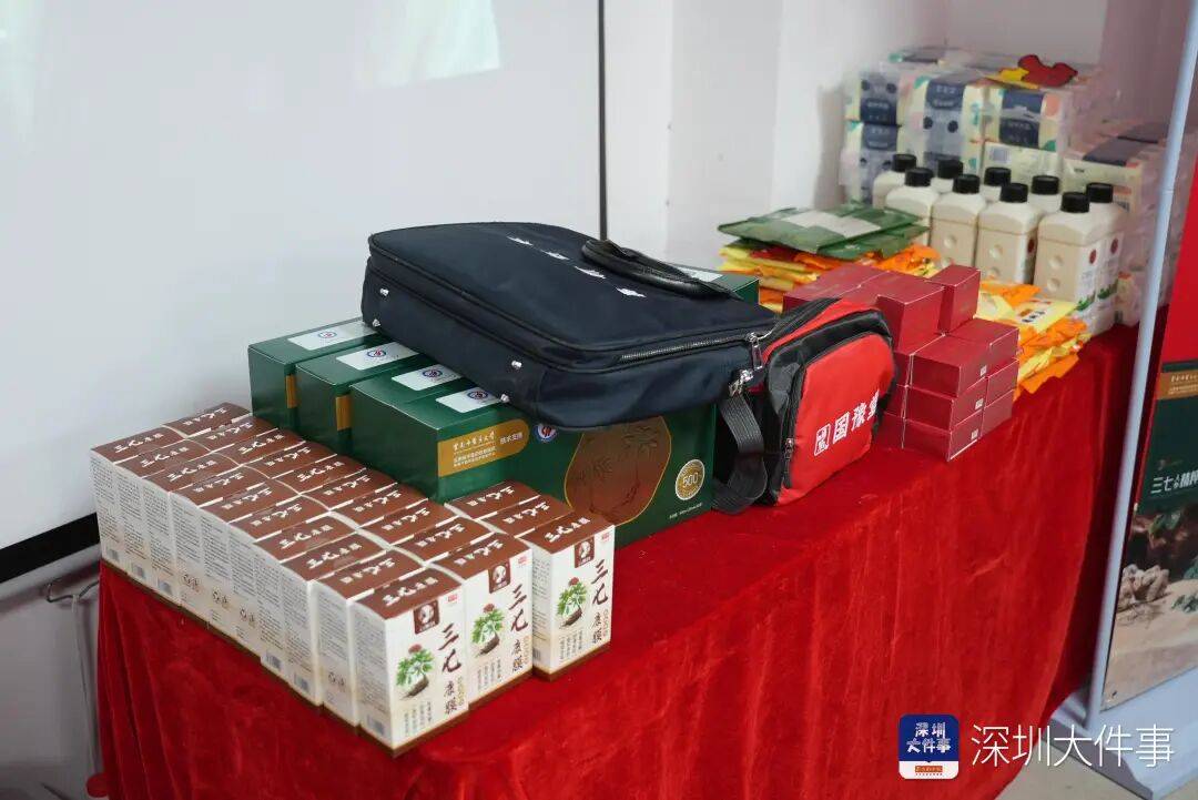 谢周三vs斯旺西_一进店就关门！深圳一店铺被举报欺诈老人！官方突击检查谢周三vs斯旺西，发现有人望风