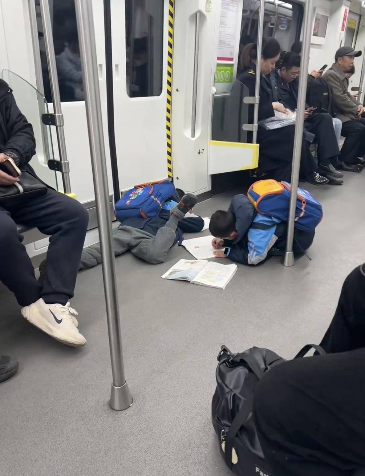 大分三神vs磐田山叶
_两名小孩哥一上地铁就滑铲倒地大分三神vs磐田山叶
,趴地上写作业,引来数万网友共鸣:这才是童年的样子