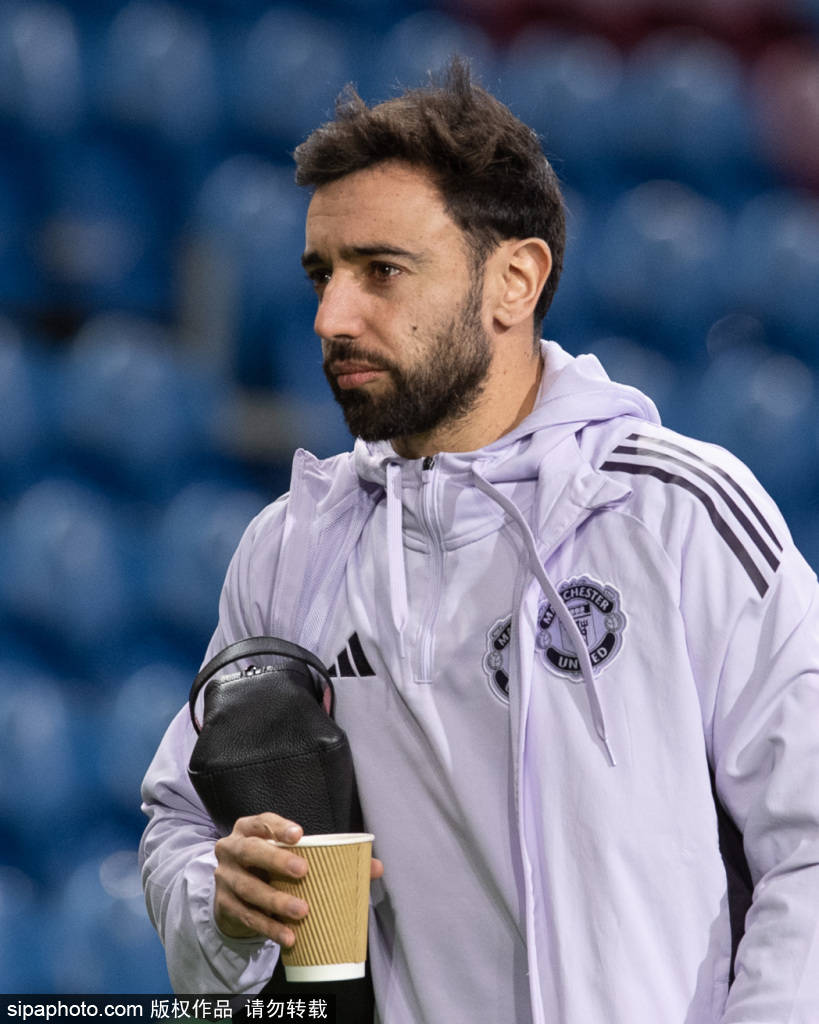 皇冠mos066
_砸球发泄!18岁莱西登场仅28分钟就被罚下皇冠mos066
,4分钟内连拿两黄的背后故事与战术分析