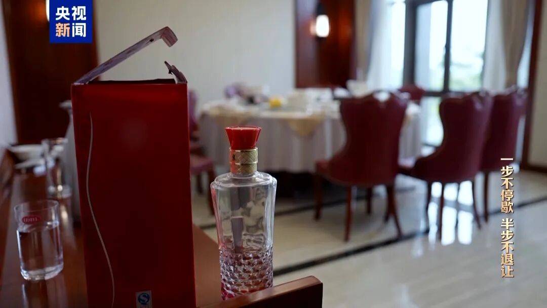 皇冠hga010
_10名干部违规吃喝皇冠hga010
,1人死亡!5人喝掉4瓶白酒,详情披露