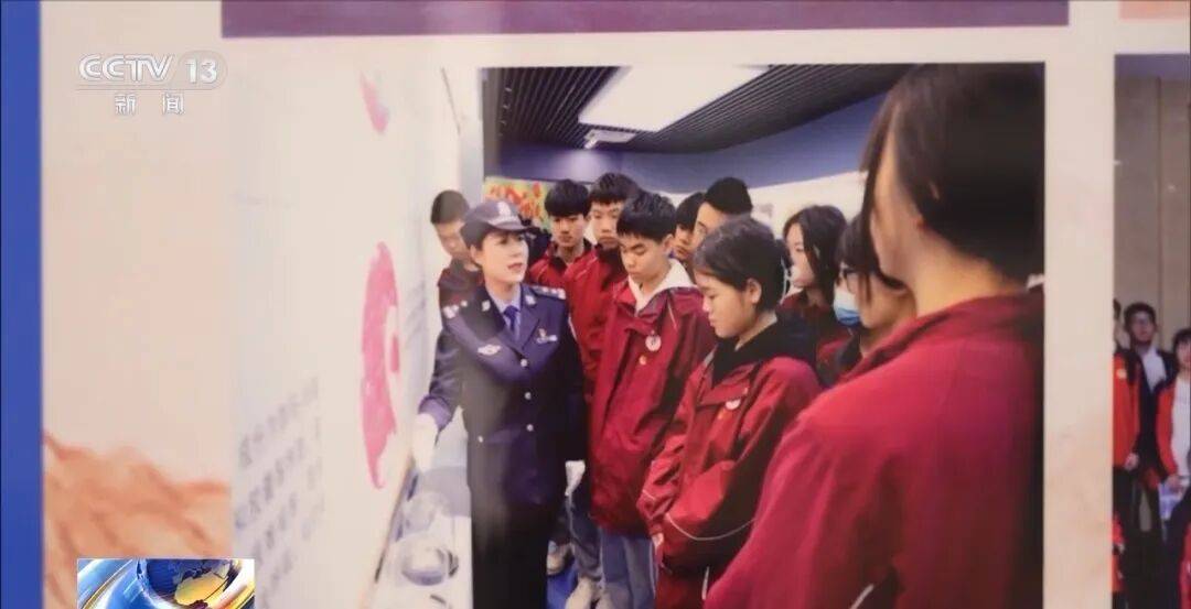 皇冠投注
_女警徒手夺刀皇冠投注
,脸上缝30多针:后怕但不后悔