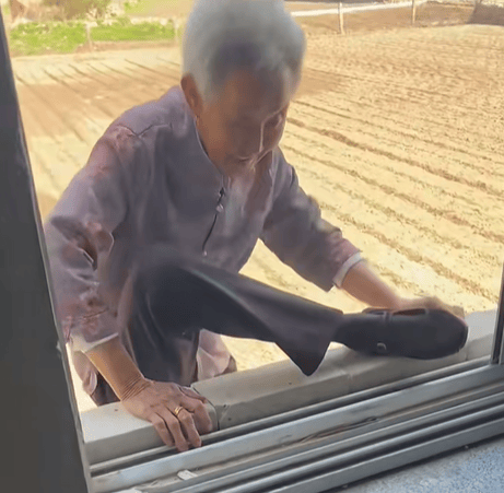皇冠信用网代理_90岁姥姥为抄近路皇冠信用网代理，徒手翻墙回家，本人回应：我真出息呢