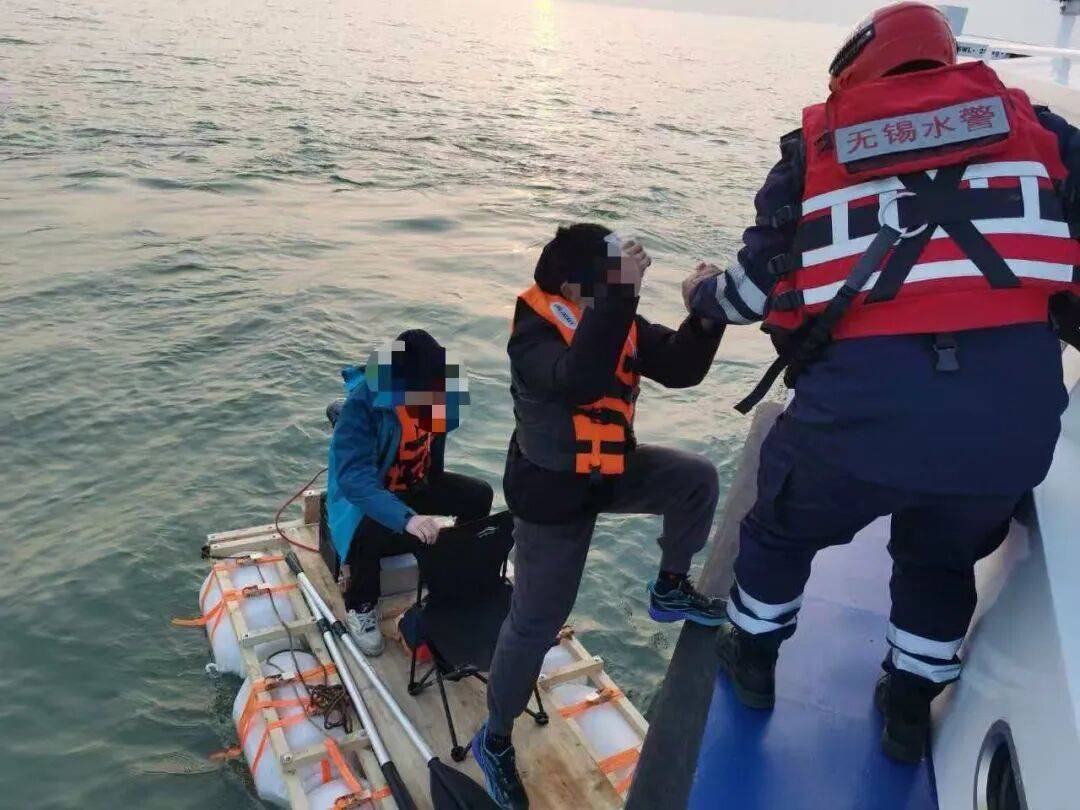 正版皇冠信用网口出租_父子俩自制小船游太湖正版皇冠信用网口出租，划1公里后没电报警求助，警方发出提醒