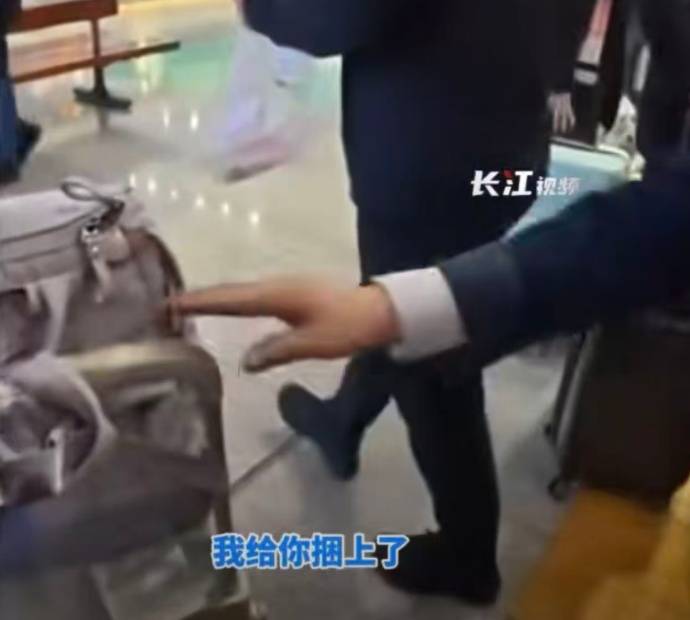 皇冠信用网怎么开户_至少14人被拍到！女大学生从广州坐高铁到武汉皇冠信用网怎么开户，网友：看着看着就哭了