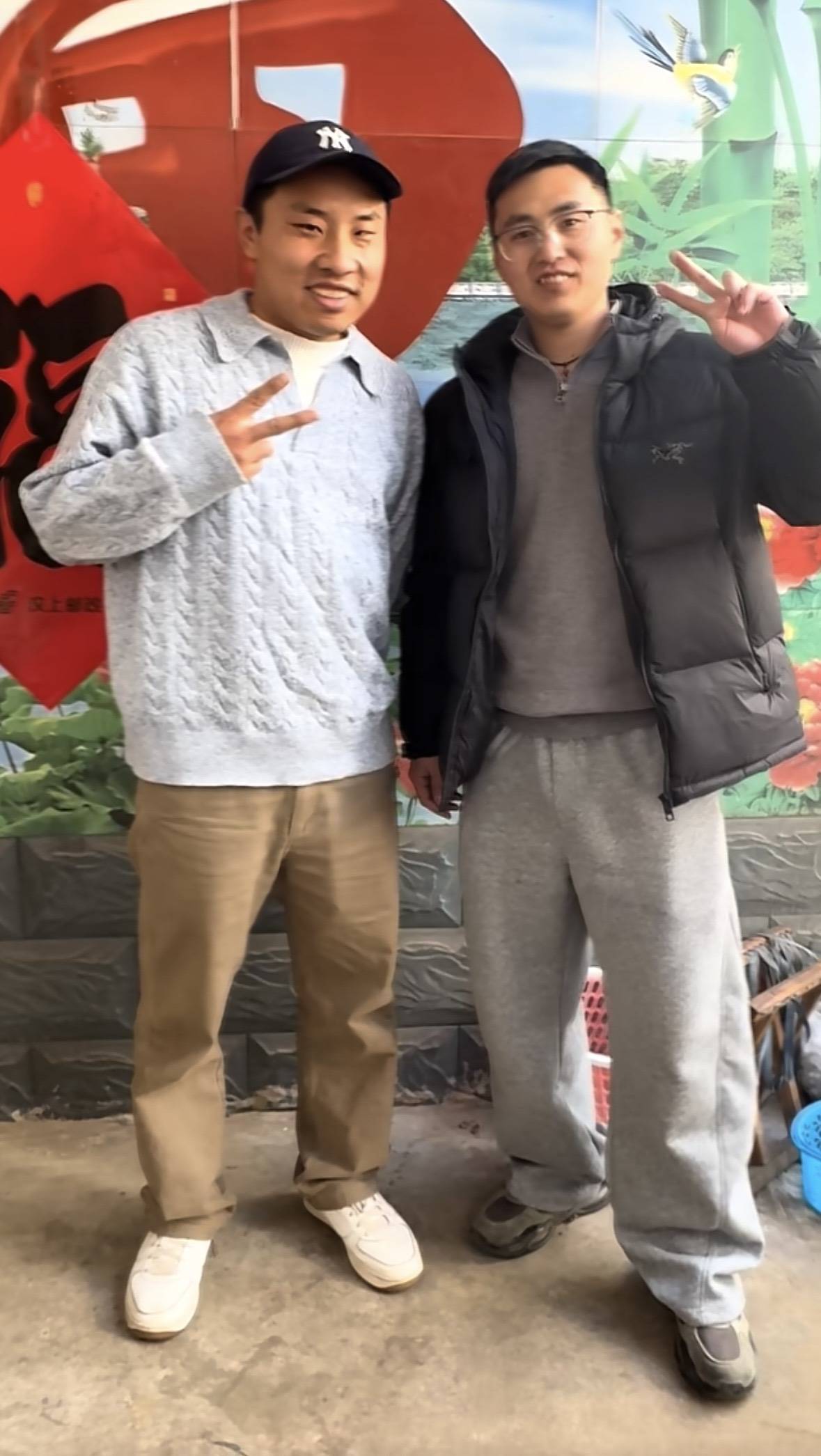 皇冠信用开号_脱口秀演员徐志胜回济宁老家过年皇冠信用开号,家门口成“打卡点”,热情配合拍照签名,乡邻:像亲戚一样毫无架子