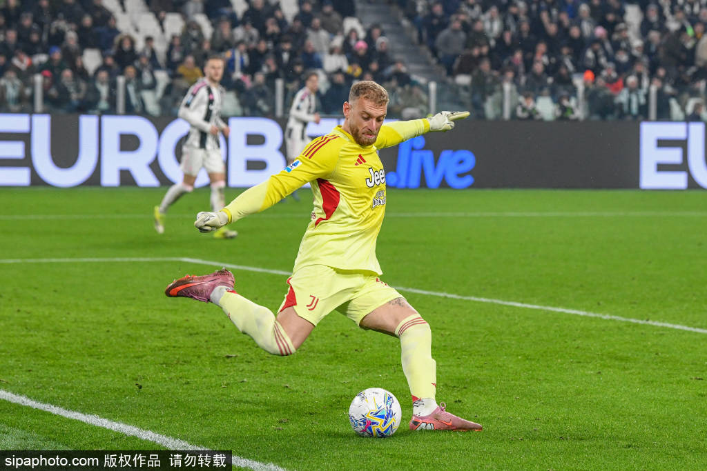 皇冠信用平台出租出售_气炸了！凯利被直红罚下皇冠信用平台出租出售，下场后怒踹墙壁后走进通道