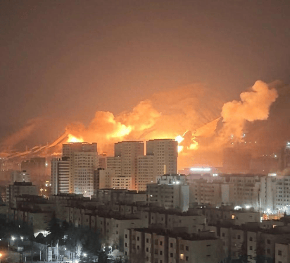 皇冠信用网怎么代理_破釜沉舟!伊朗发射子母弹猛轰皇冠信用网怎么代理,击落37架无人机,中东被炸成火海