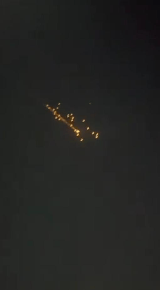 皇冠信用网怎么代理_破釜沉舟!伊朗发射子母弹猛轰皇冠信用网怎么代理,击落37架无人机,中东被炸成火海