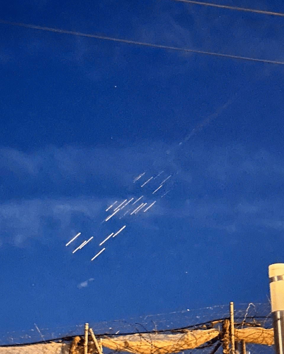 皇冠信用网怎么代理_破釜沉舟!伊朗发射子母弹猛轰皇冠信用网怎么代理,击落37架无人机,中东被炸成火海