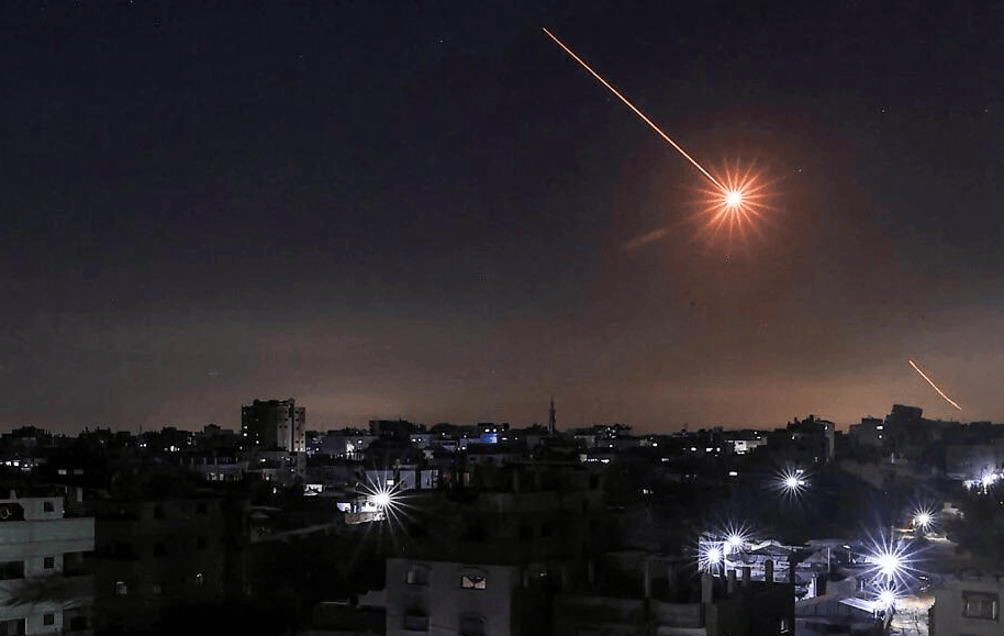 皇冠信用网怎么代理_破釜沉舟!伊朗发射子母弹猛轰皇冠信用网怎么代理,击落37架无人机,中东被炸成火海