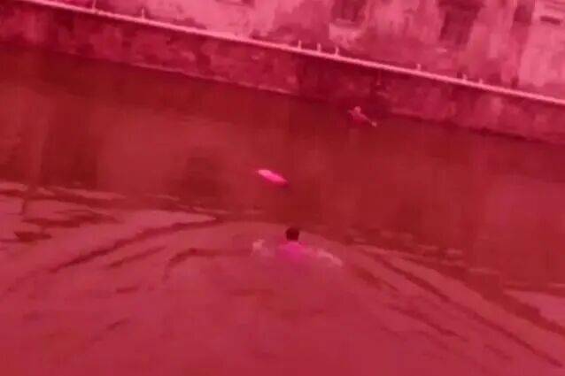 信用网怎么注册_上海一女子与丈夫视频时发生争吵情绪失控信用网怎么注册,留下诀别的话突然断联!随后被发现漂浮在河中一动不动,民警狂奔跳水救援,目前该女子已无大碍