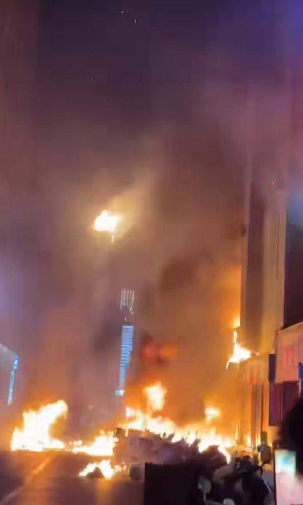 皇冠手机管理端登录_记者直击太原大火:起火建筑位于核心商圈皇冠手机管理端登录,疑底商烧烤店起火,引燃高楼外立面保温层